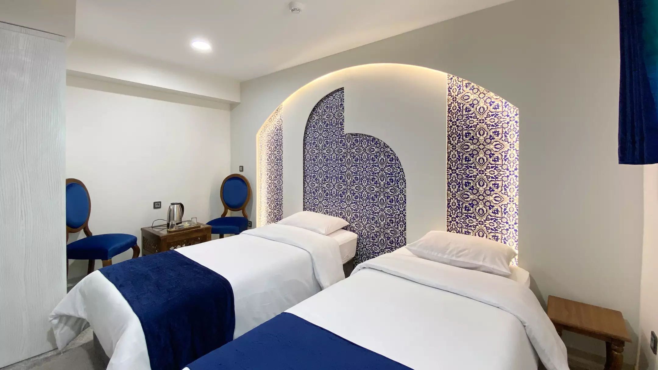 Alibaba https://cdn.alibaba.ir/ostorage/hotel-accommodation-images/6704df21906add960f28def1_20be76ee-4b45-41bf-bdf3-b53bf32e5e51_تویین پنجره دار (2).webp